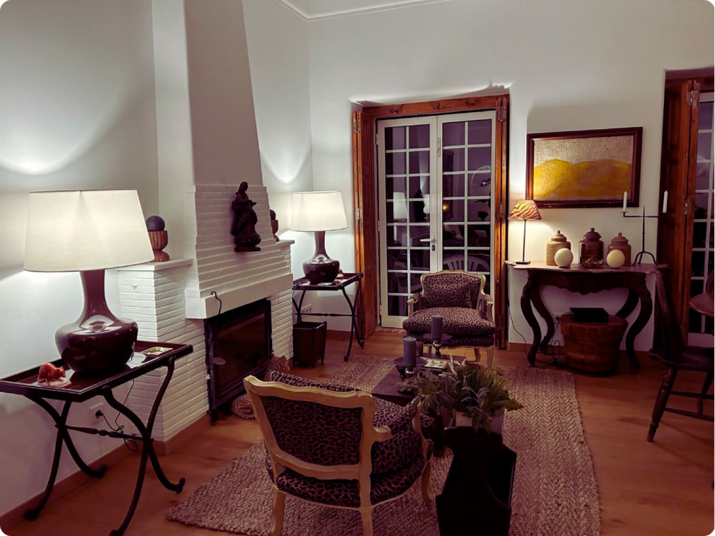 A cosy sitting room with a fireplace at the quinta